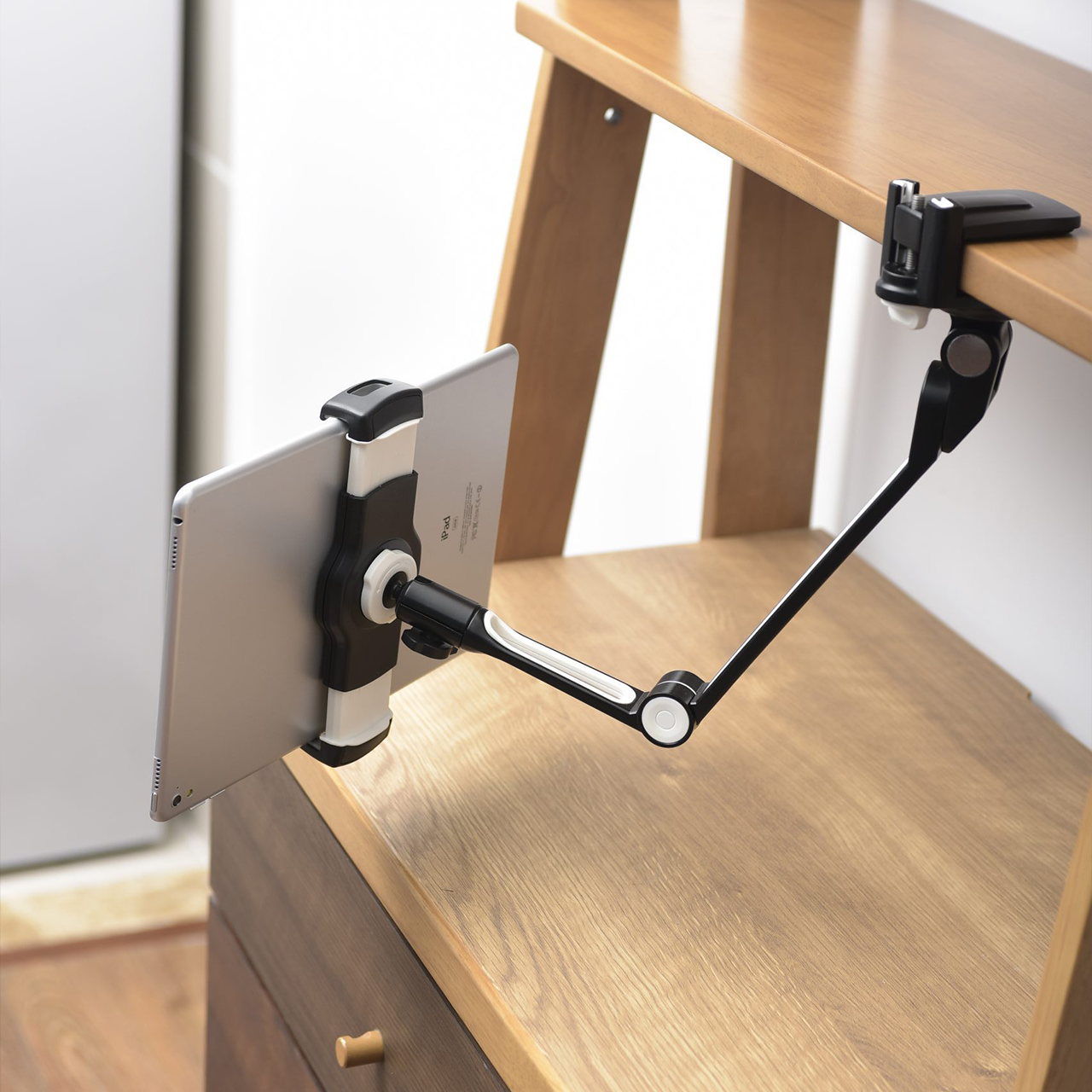 203B Extendable Smart Device Holder with Desk Clamp